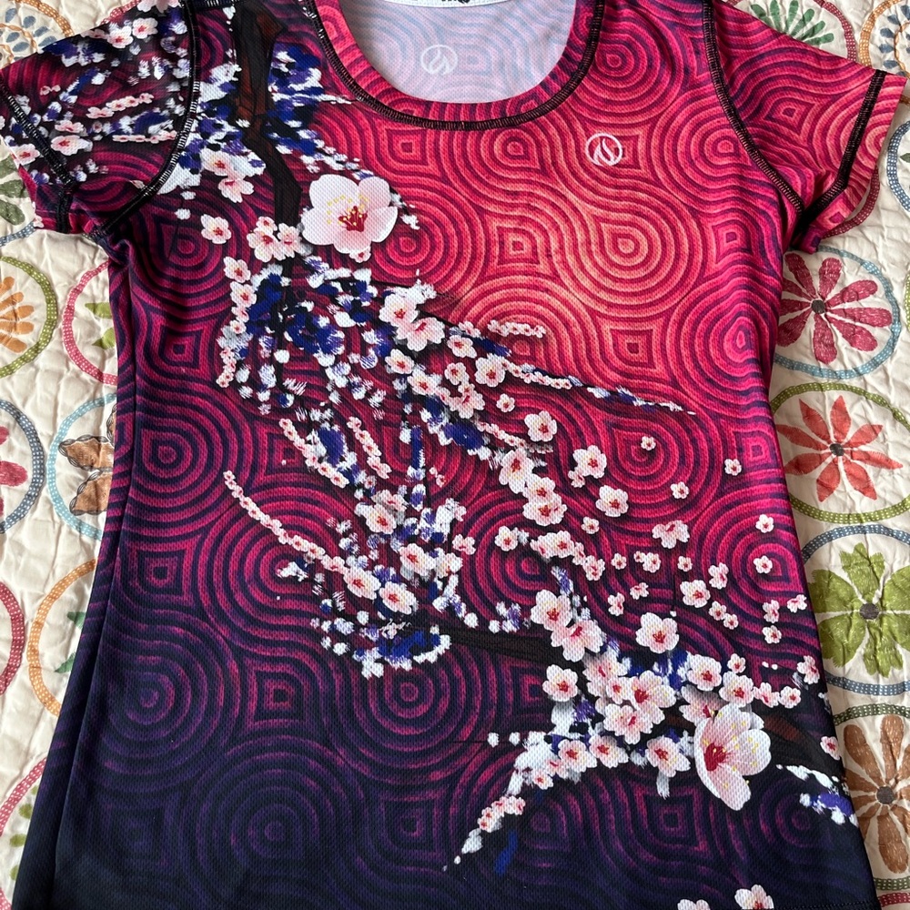 INKnBURN Women’s Sakura Tech shirt Size Small.